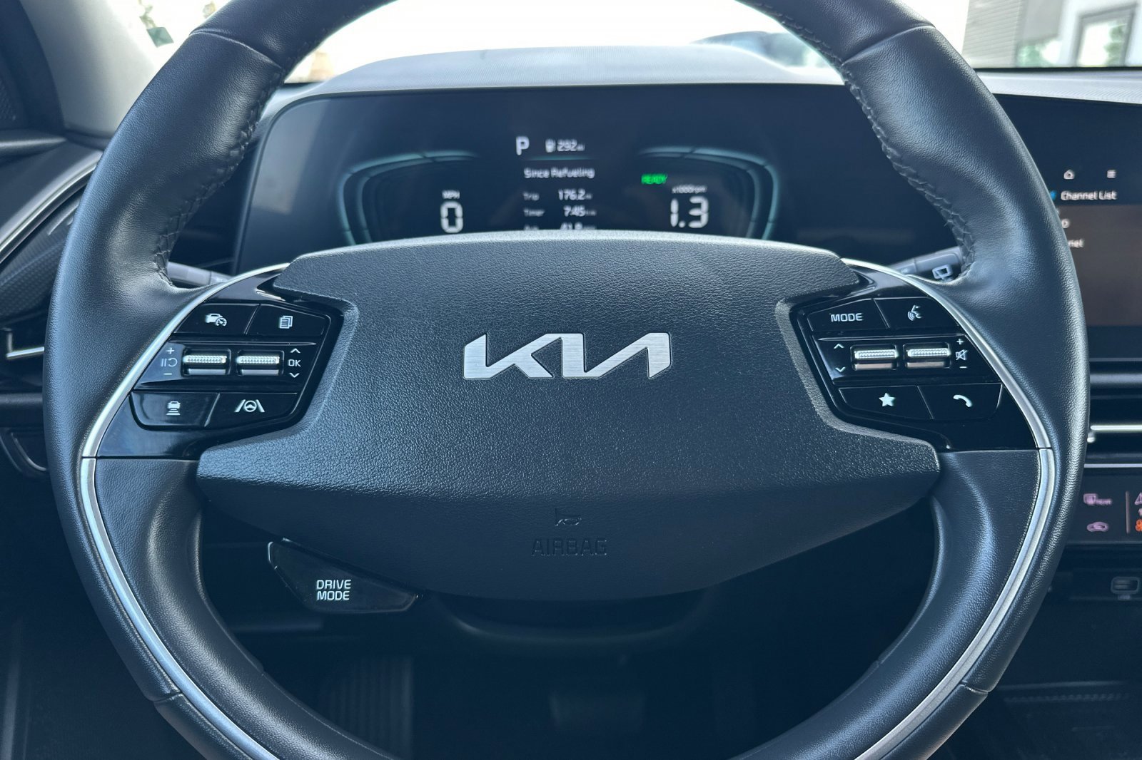 Used 2024 Kia Niro SX image 23