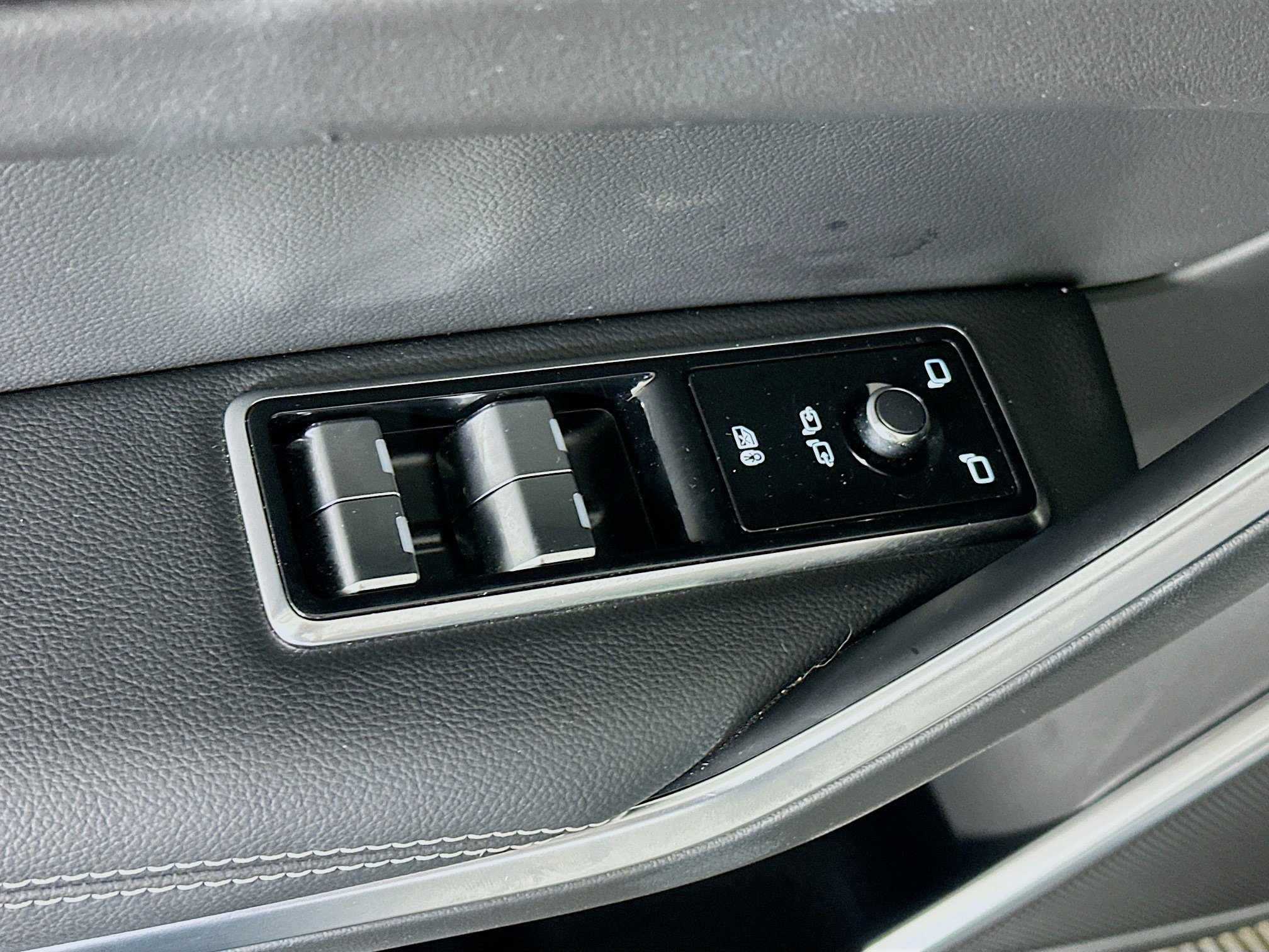 Used 2025 Jaguar F-PACE R-Dynamic S image 15