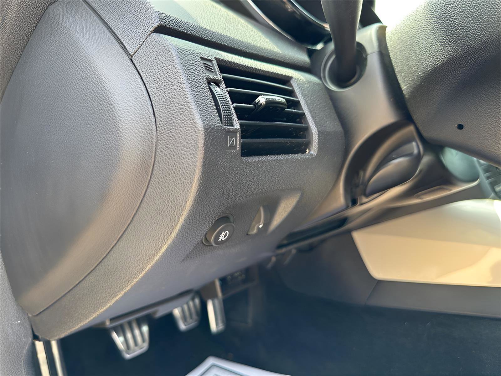 Used 2008 Saturn Sky w/ Weekend Getaway Package image 17