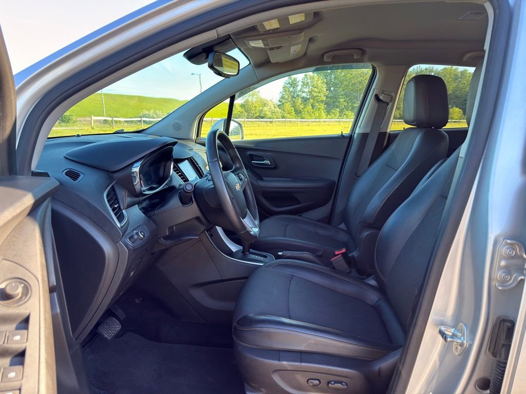 Used 2020 Chevrolet Trax LT w/ LT Convenience Package AWD/4WD image 2