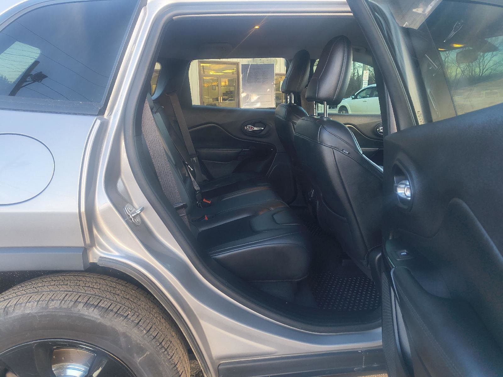 Used 2020 Jeep Cherokee Latitude Plus image 38