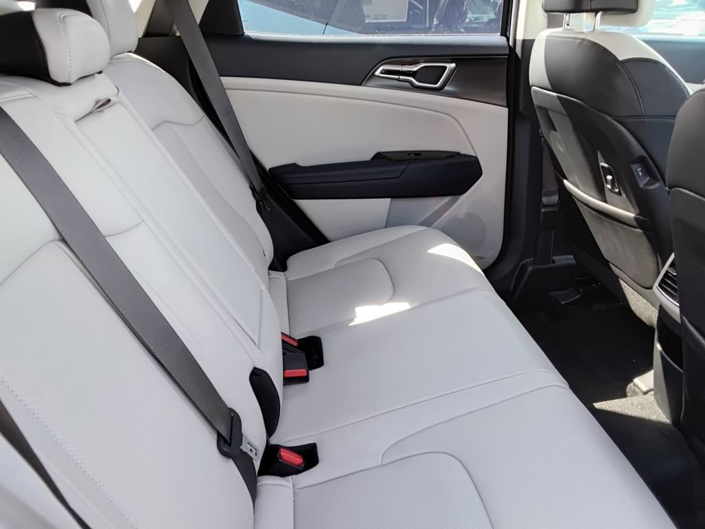 Used 2023 Kia Sportage EX image 8