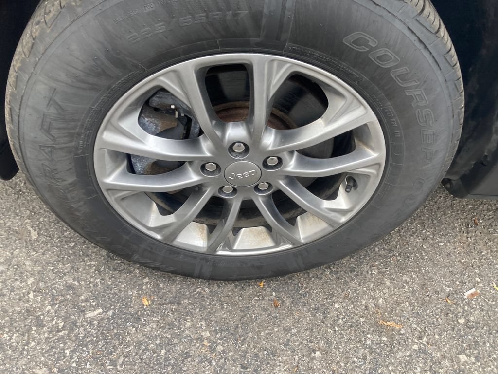 Used 2019 Jeep Cherokee Latitude Plus w/ Cold Weather Group AWD/4WD image 34