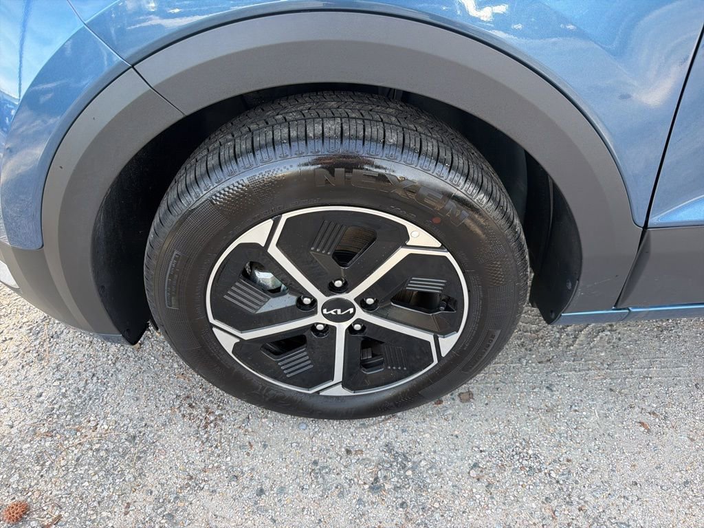 Certified 2025 Kia Niro EX FWD image 10