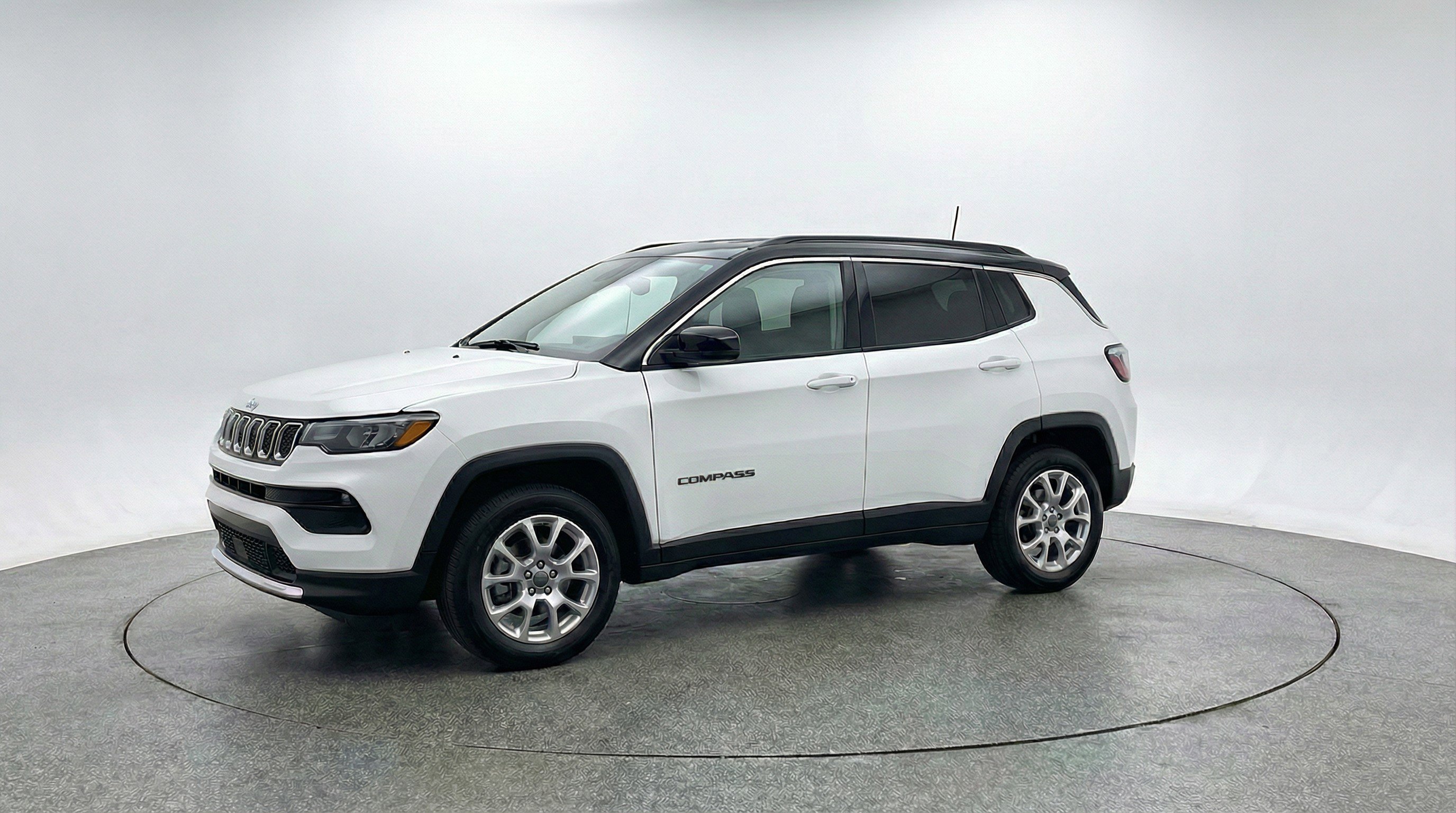 Used 2025 Jeep Compass Limited AWD/4WD image 3
