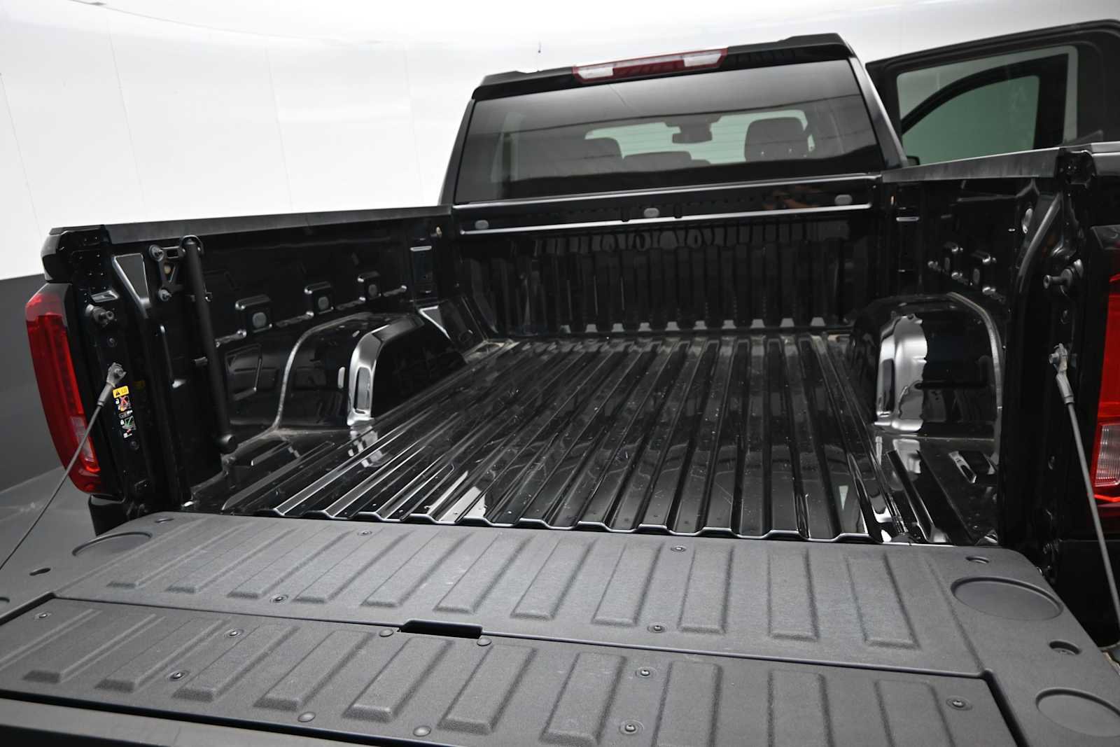 Used 2025 GMC Sierra 1500 SLT AWD/4WD image 14