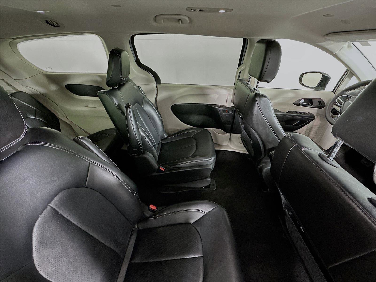 Used 2024 Chrysler Pacifica Select image 28