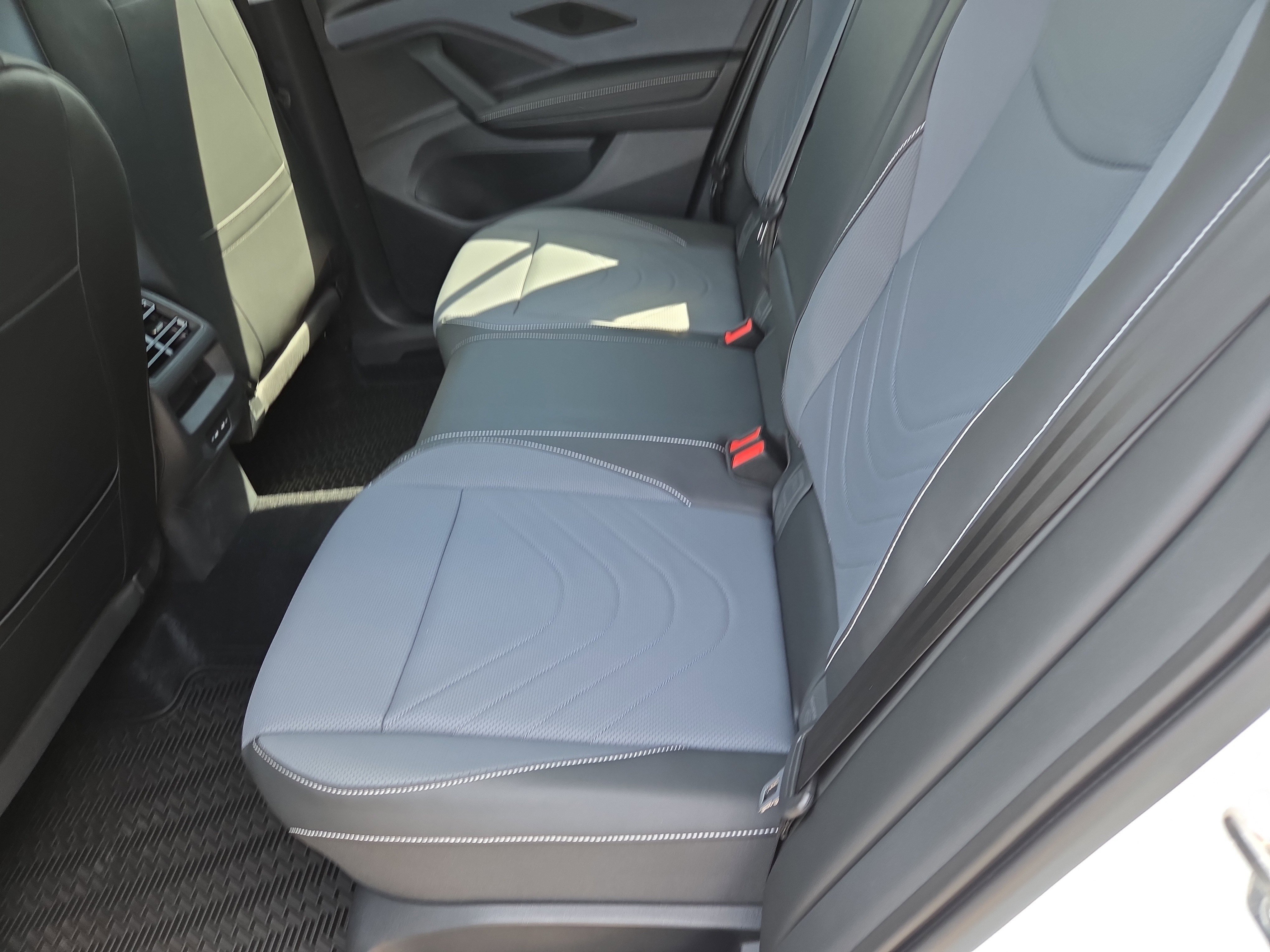 New 2025 Volkswagen Tiguan SE image 6