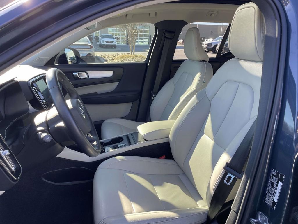 Used 2021 Volvo XC40 T5 Momentum w/ Premium Package image 8