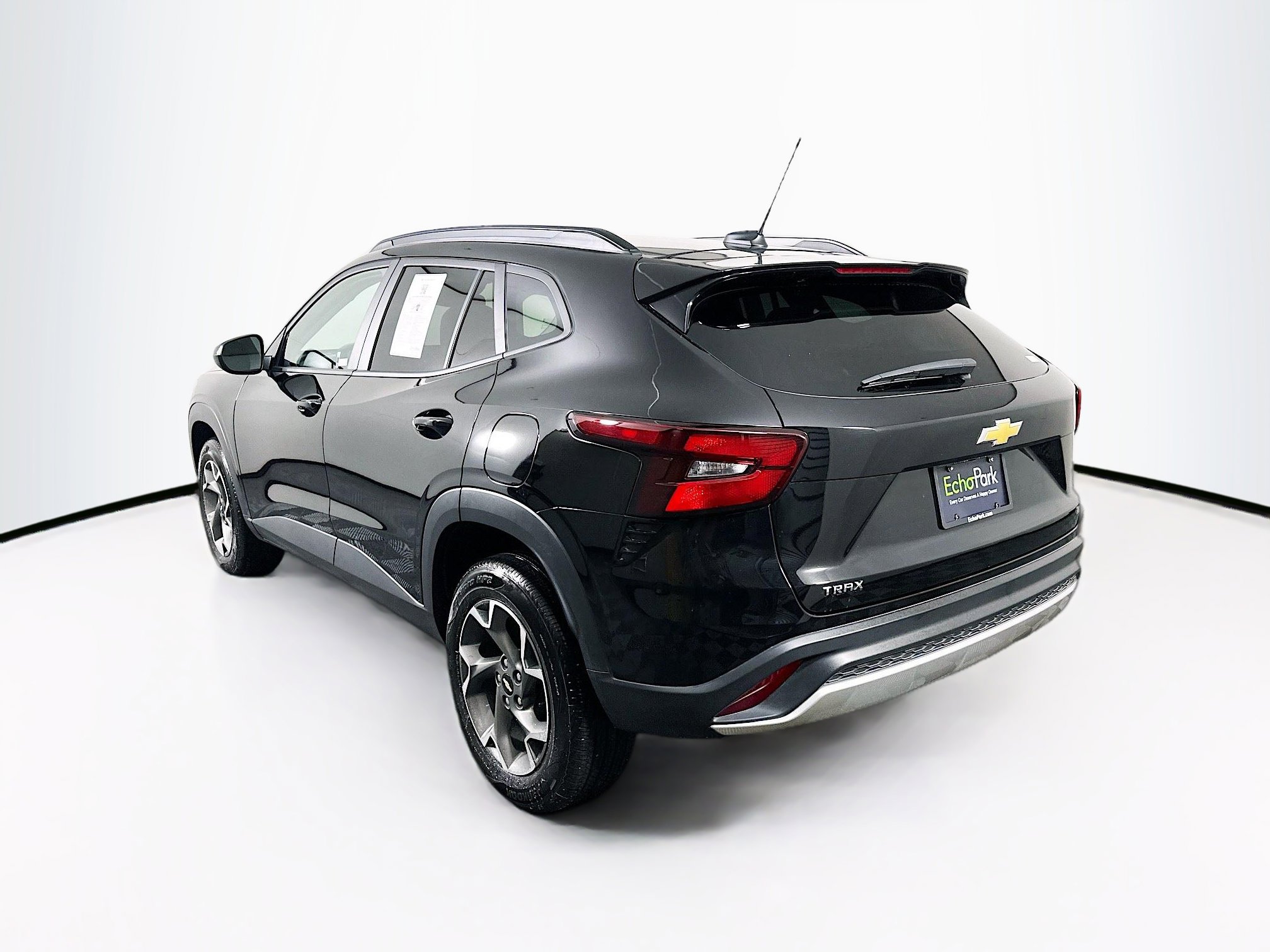 Used 2025 Chevrolet Trax LT FWD image 5