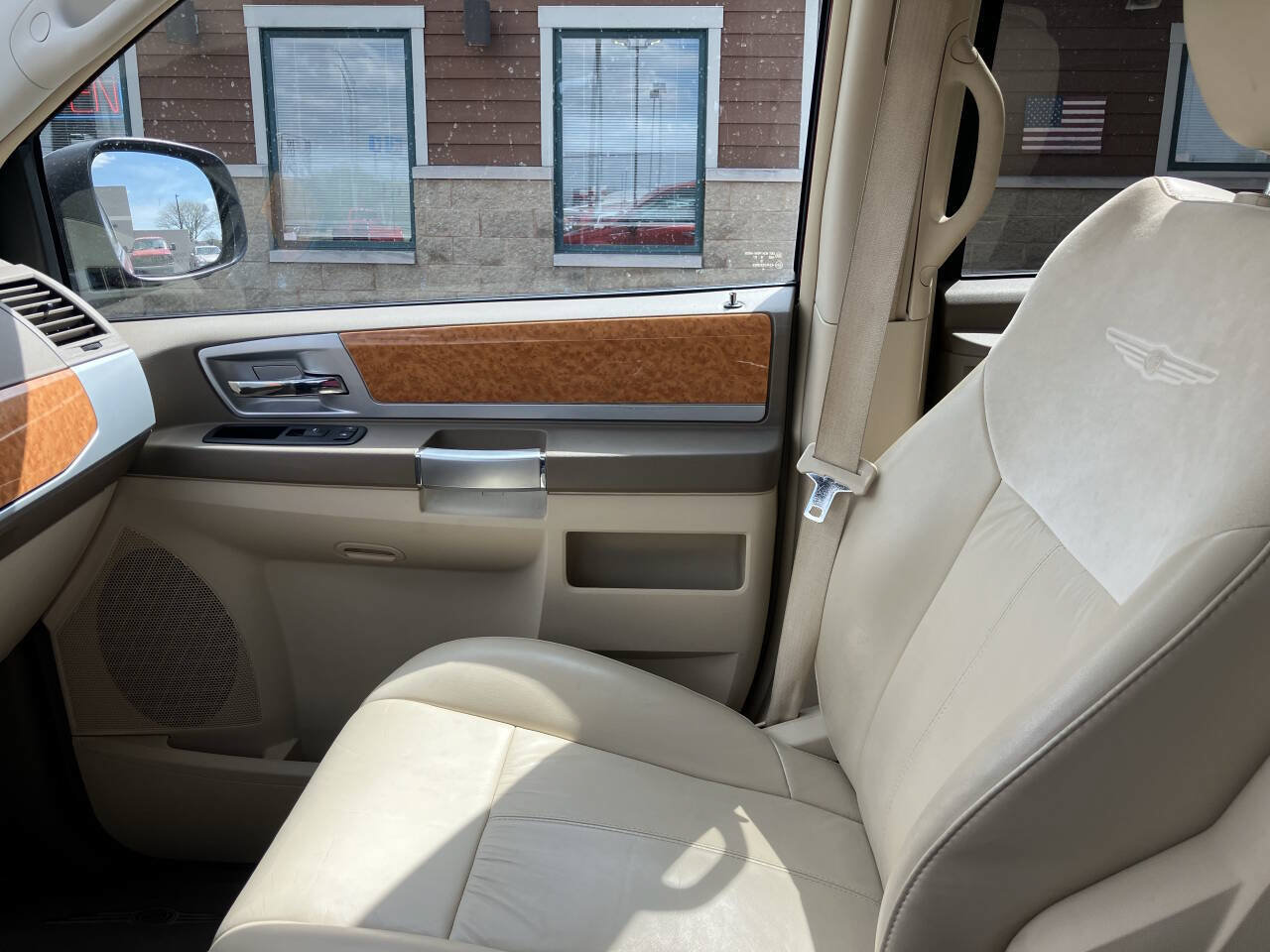 Used 2009 Chrysler Town & Country Limited w/ Entertainment Group #3 FWD image 16