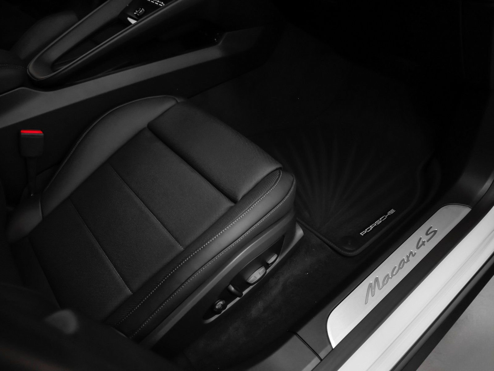 Certified 2025 Porsche Macan 4S Electric image 17