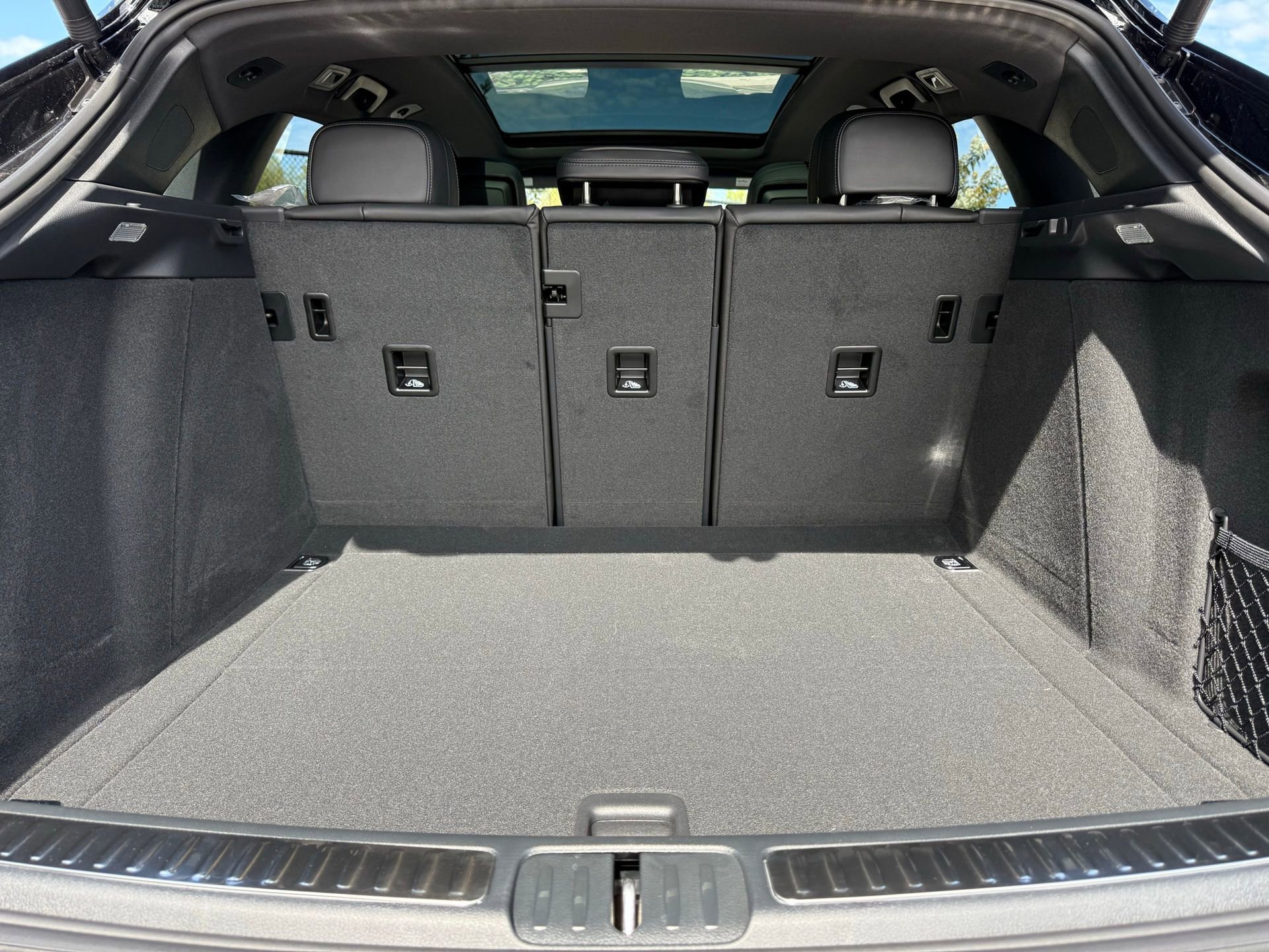 Used 2025 Porsche Macan AWD/4WD image 33