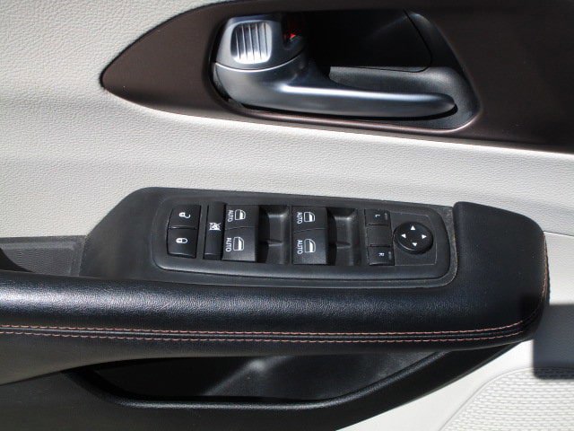 Used 2019 Chrysler Pacifica Touring-L Plus w/ Advanced Safetytec Group FWD image 18