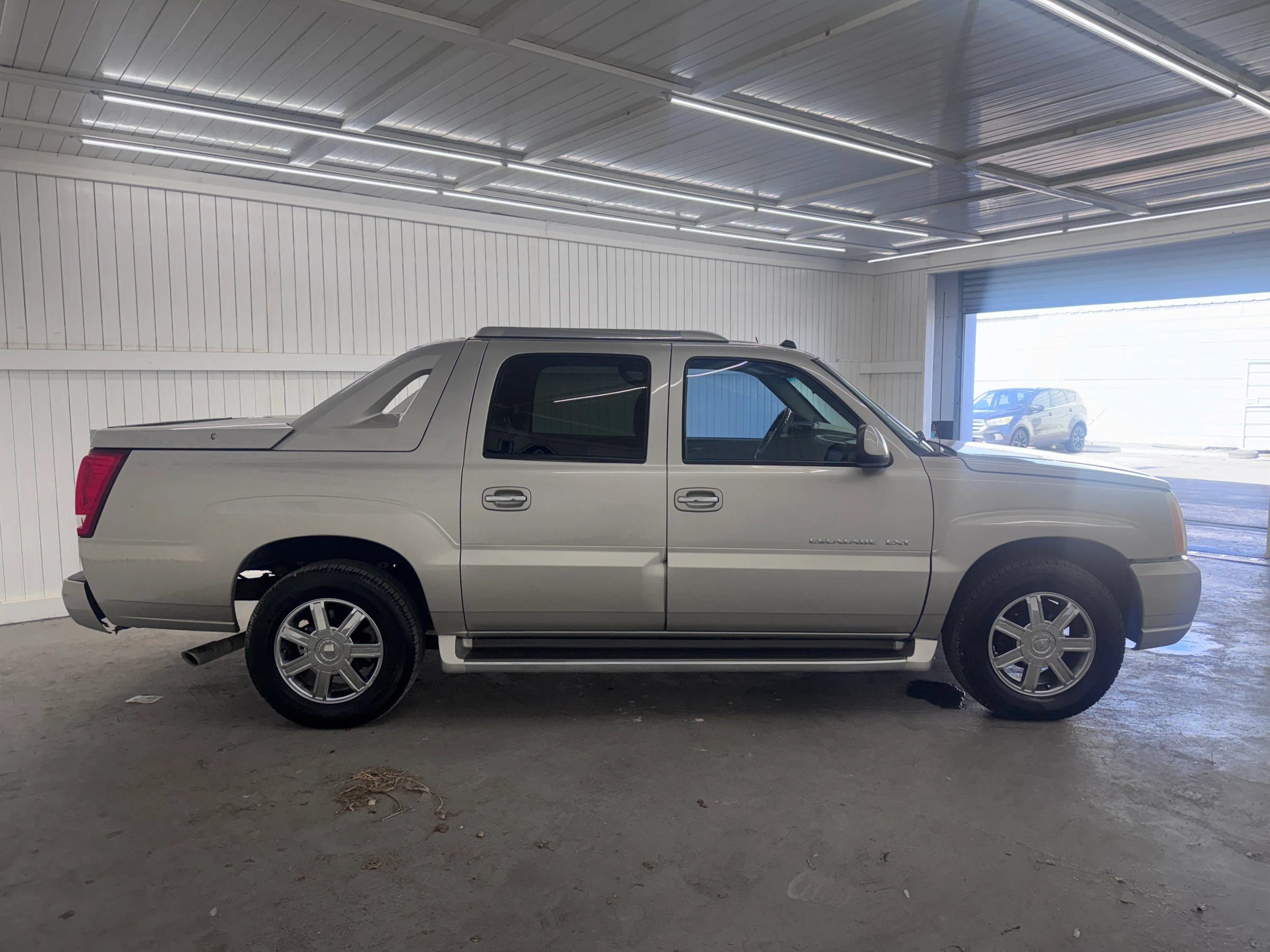 Used 2004 Cadillac Escalade EXT AWD/4WD image 4