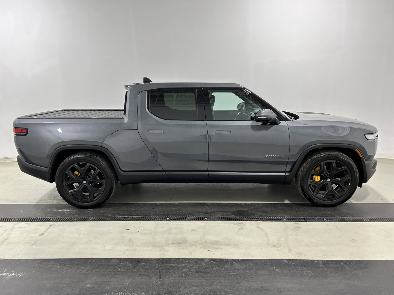 Used 2025 Rivian R1T Premium AWD/4WD image 6