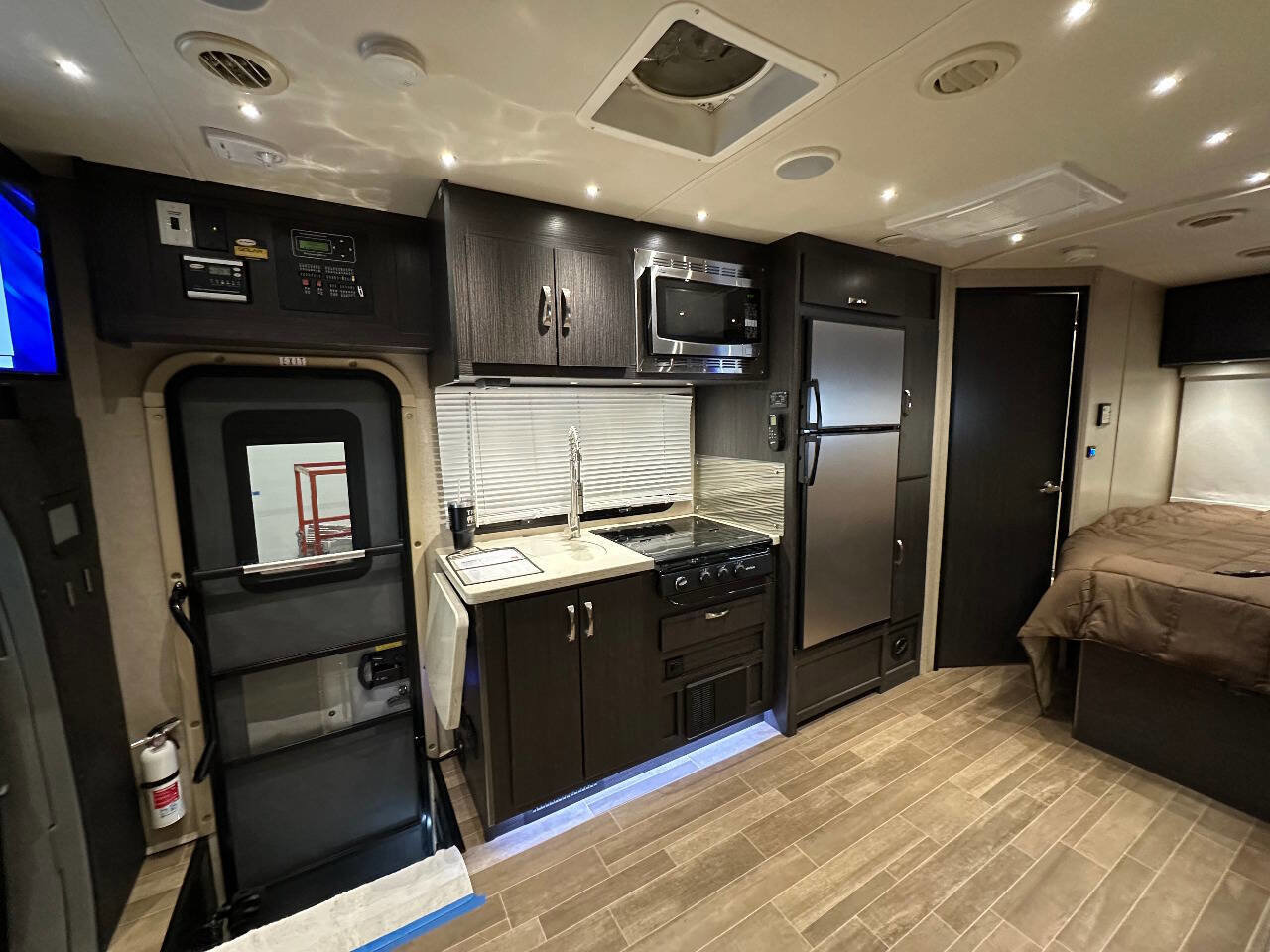 Used 2017 Mercedes-Benz Sprinter 3500 image 6