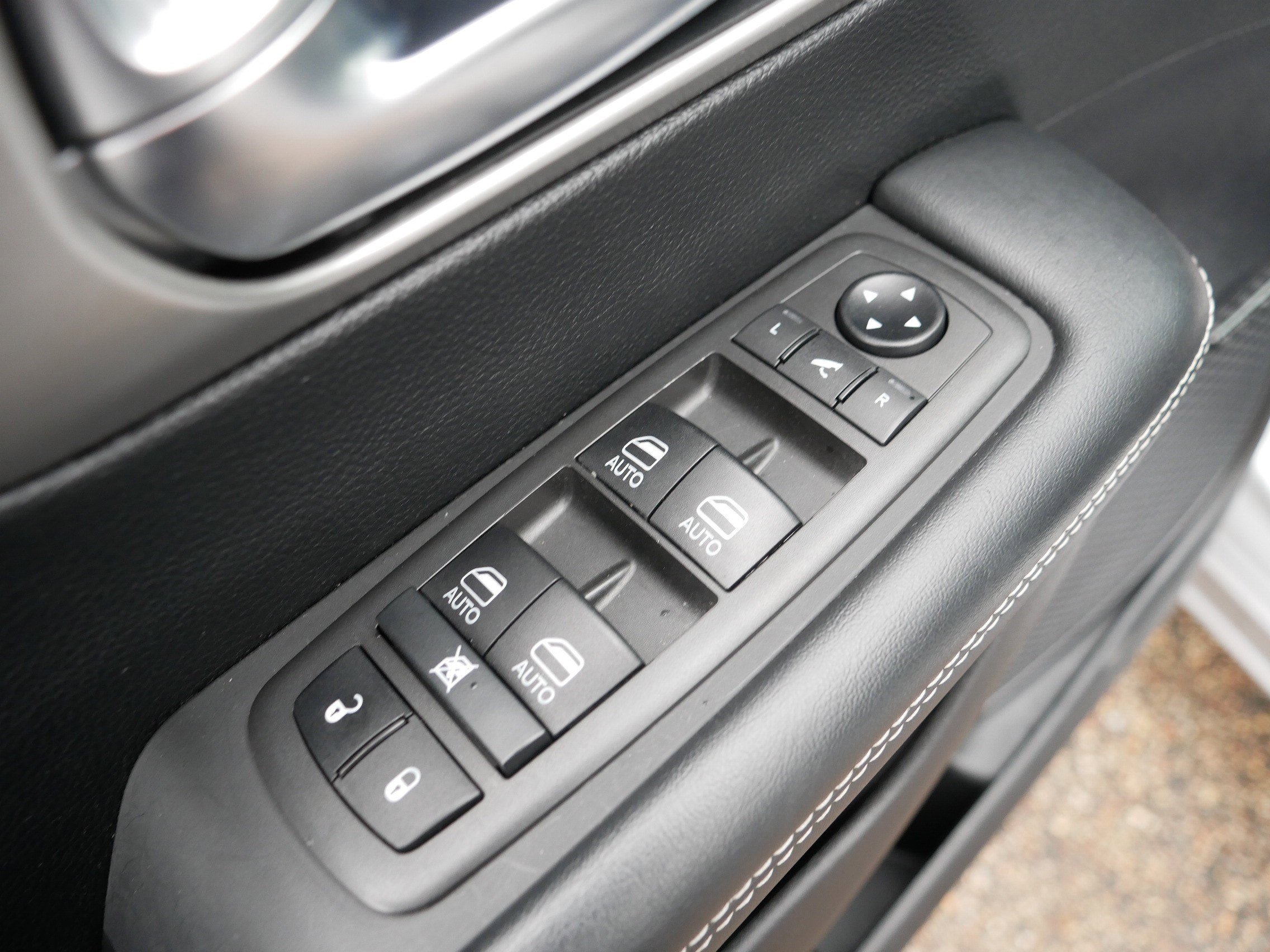 Used 2021 Chrysler Pacifica Limited w/ Uconnect Theater Family Group image 19