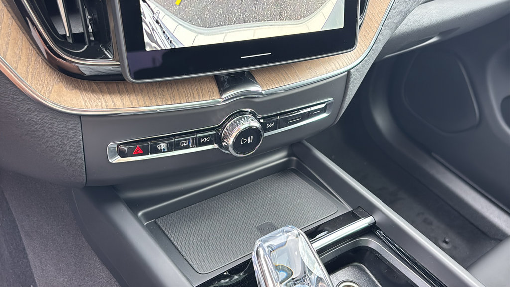 New 2027 Volvo XC60 B5 Plus AWD/4WD image 21