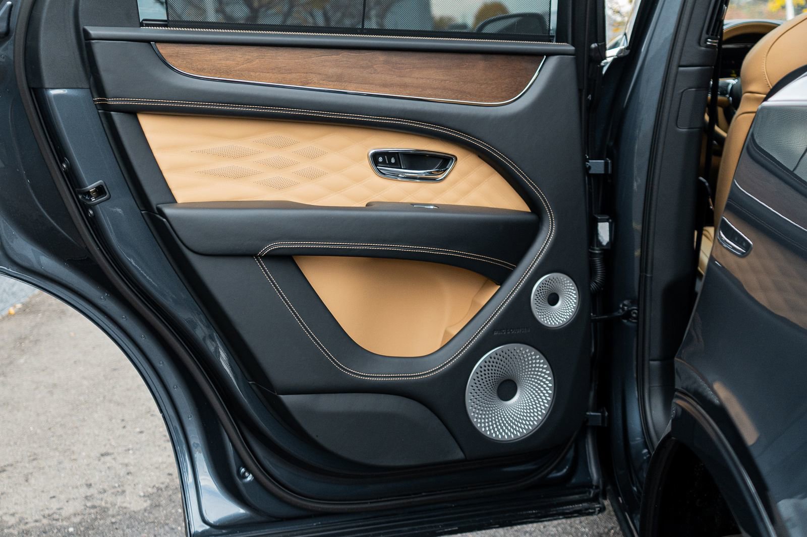 Used 2025 Bentley Bentayga image 32