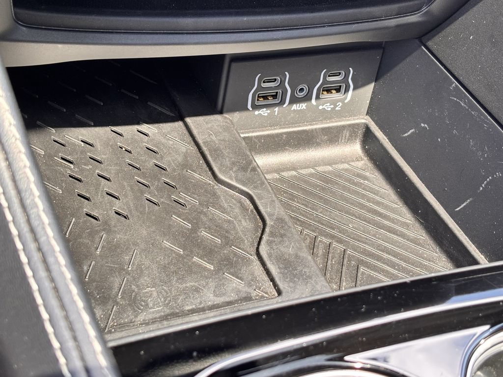 Used 2025 Chrysler Pacifica Limited FWD image 22