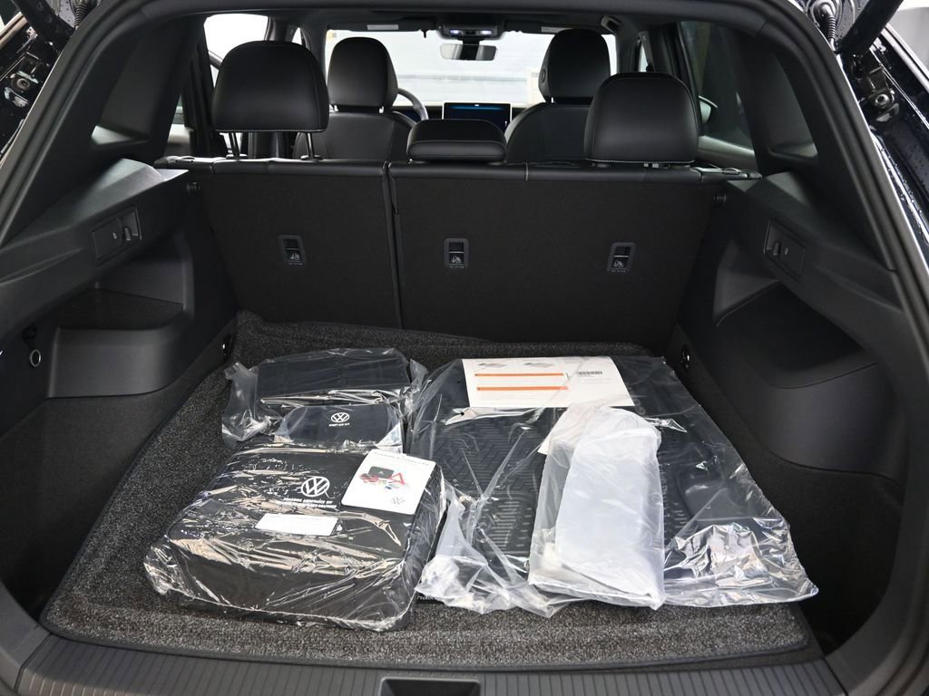 New 2026 Volkswagen Tiguan SE R-Line image 17