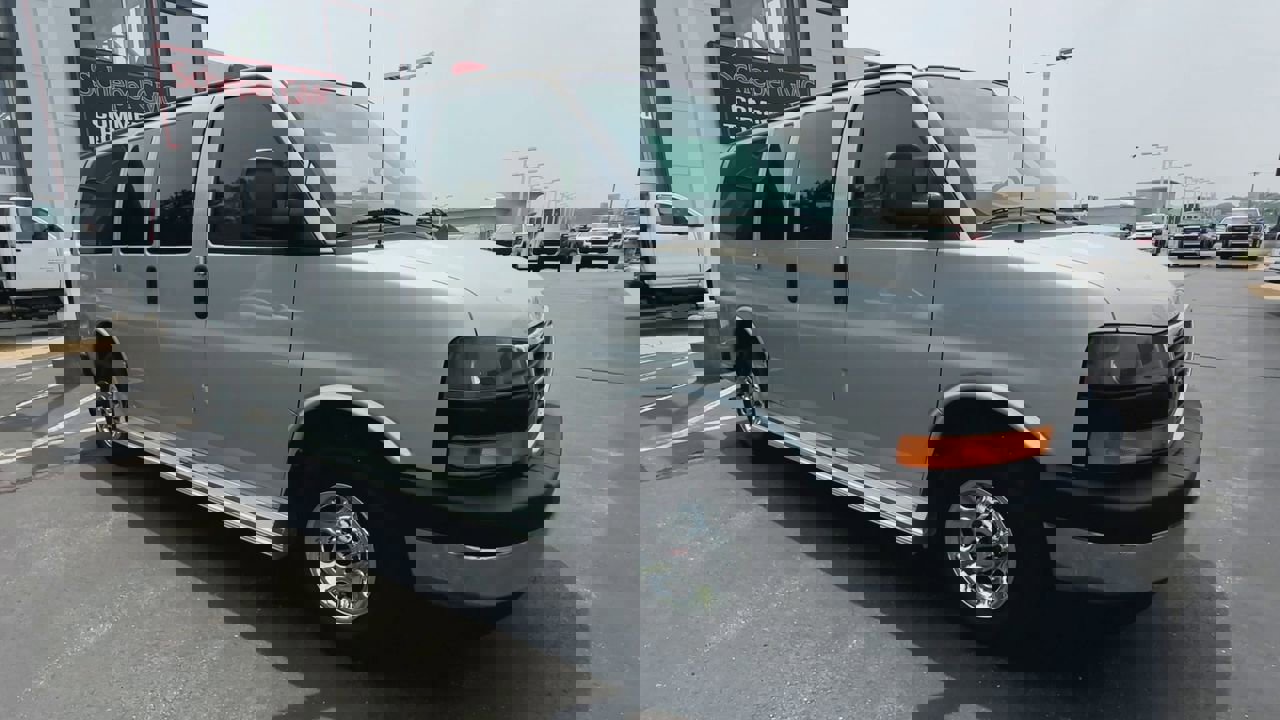 Used 2017 GMC Savana 2500 LT w/ LT Preferred Equipment Group image 2