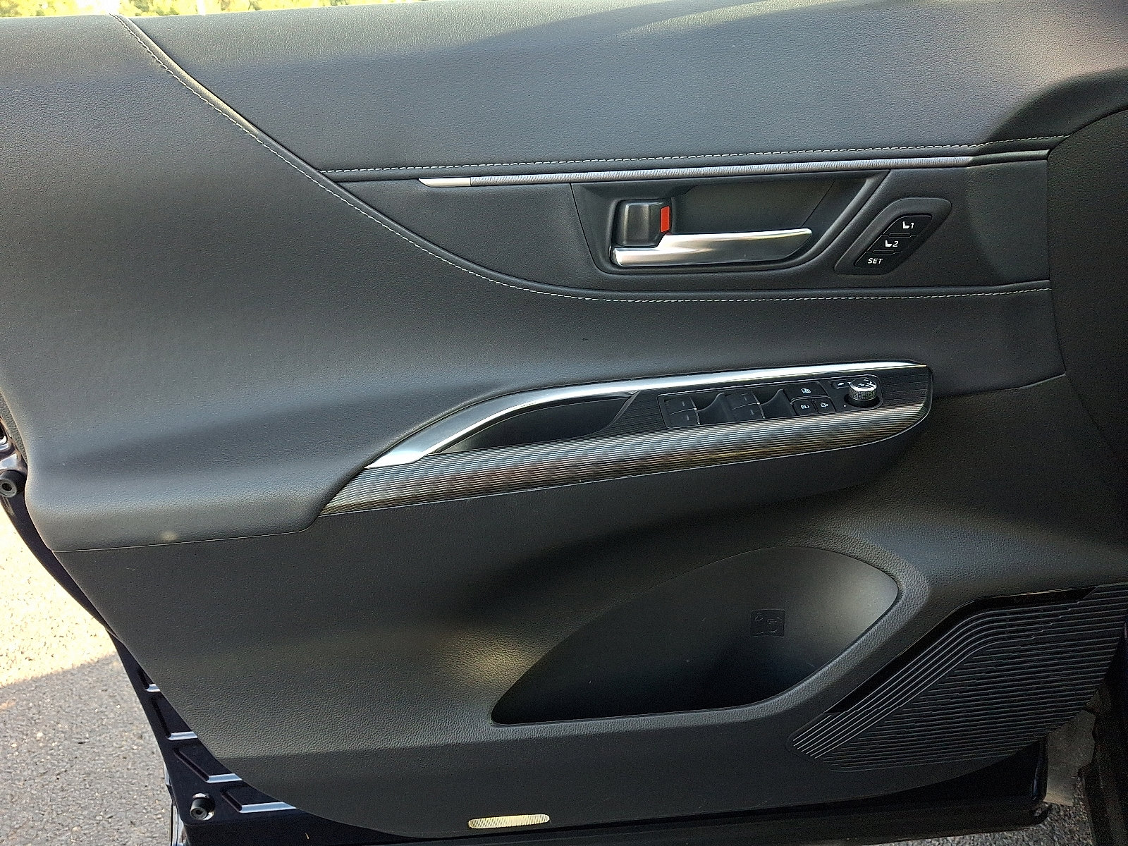 Used 2024 Toyota Venza XLE image 12