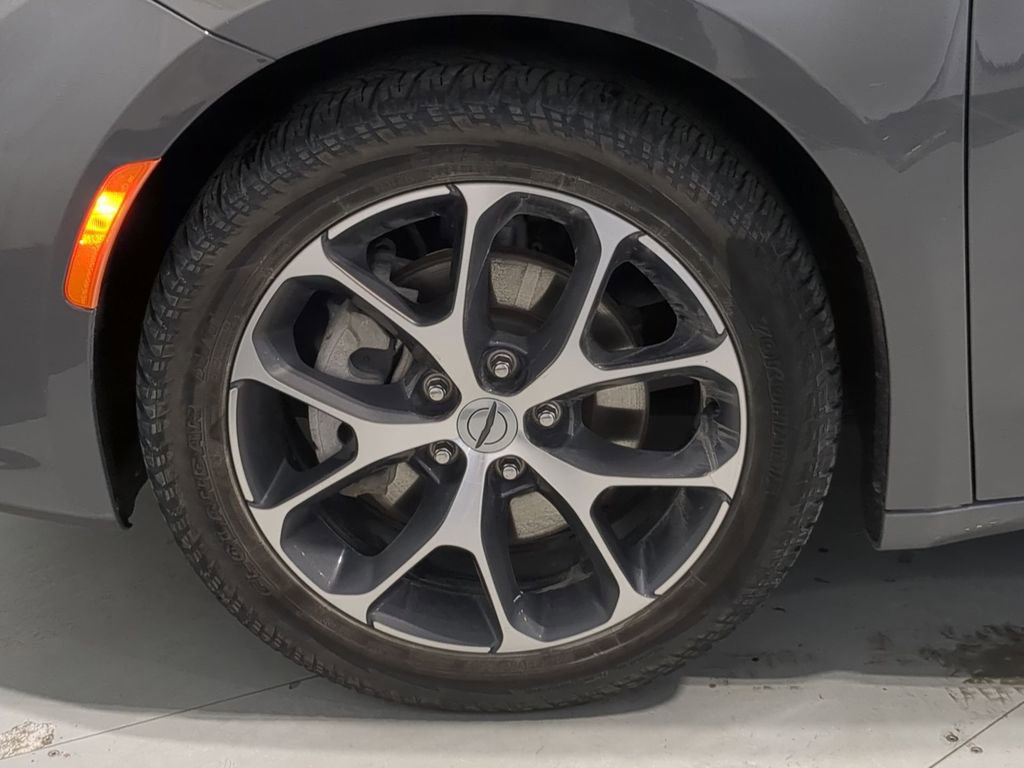 Used 2021 Chrysler Pacifica Limited w/ Uconnect Theater Family Group AWD/4WD image 17