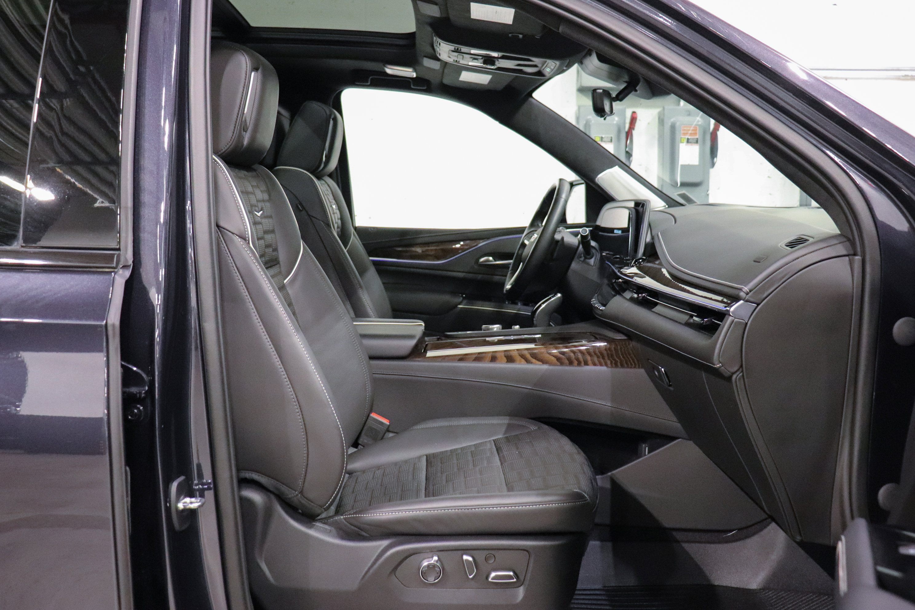 Certified 2023 Cadillac Escalade Sport Platinum w/ LPO, ONYX Package image 15