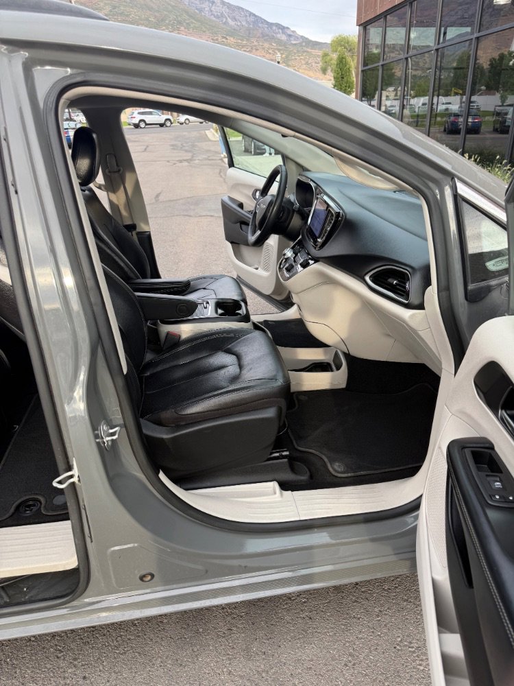 Used 2022 Chrysler Pacifica Touring-L image 29