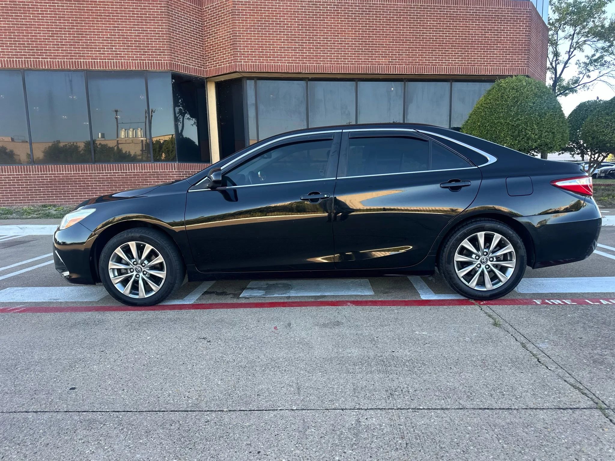 Used 2017 Toyota Camry XLE w/ Moonroof Package image 10
