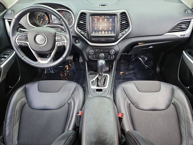 Used 2018 Jeep Cherokee Latitude Plus w/ Comfort/Convenience Group FWD image 17