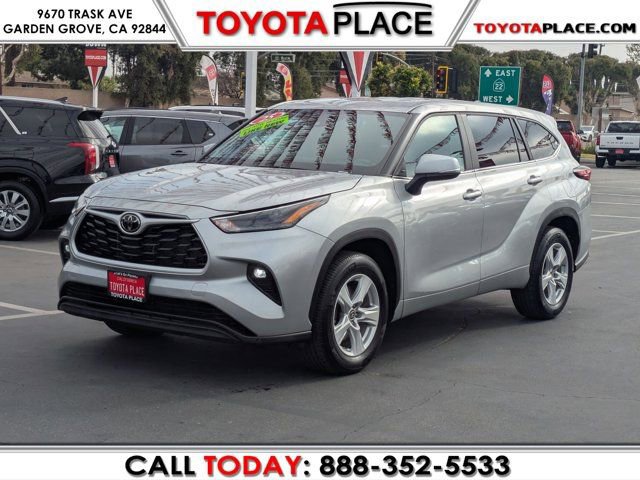 Used 2025 Toyota Highlander LE image 1