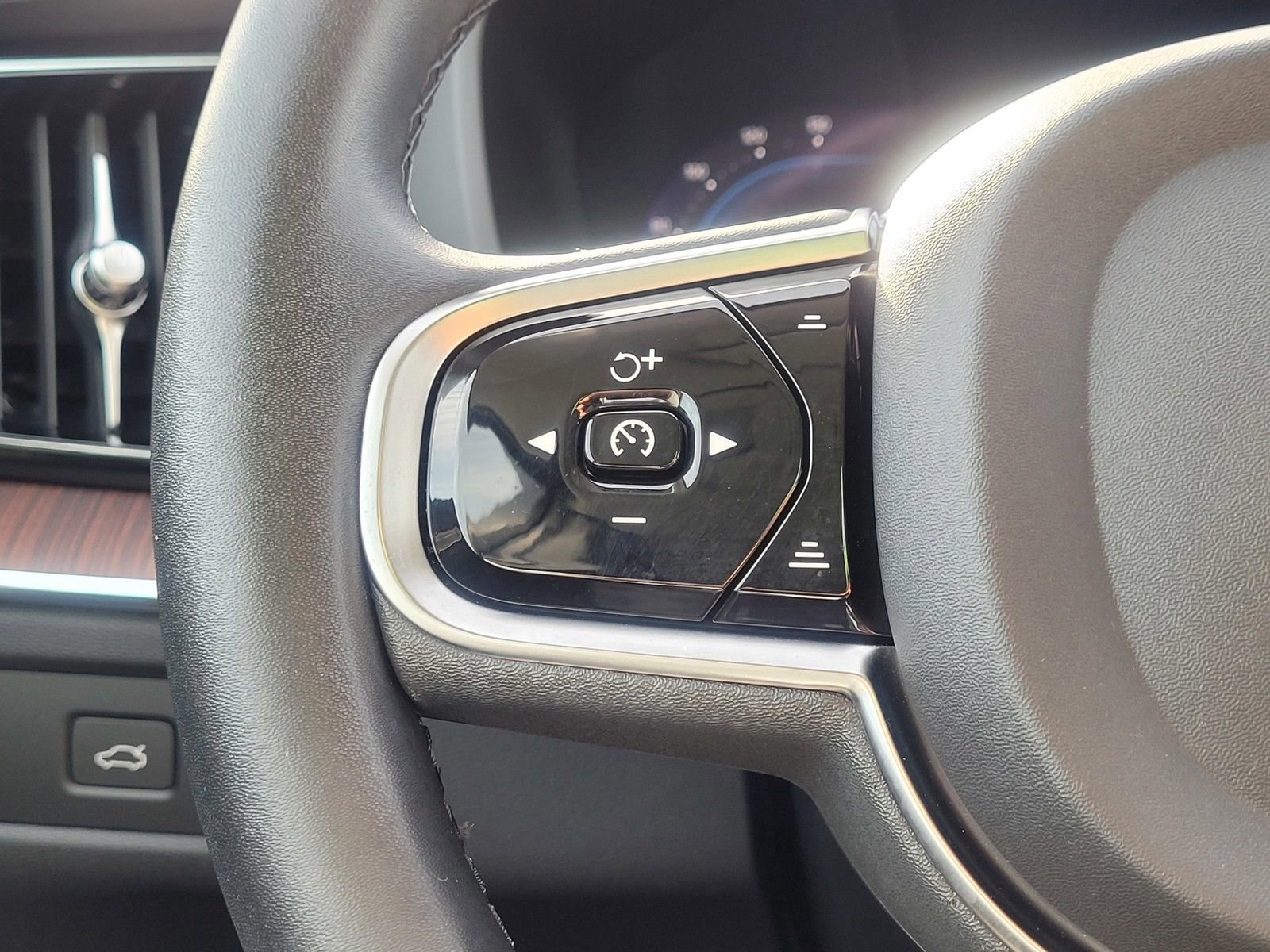 Certified 2023 Volvo XC60 B5 Ultimate image 19