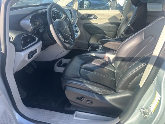 Used 2023 Chrysler Pacifica Touring-L image 5