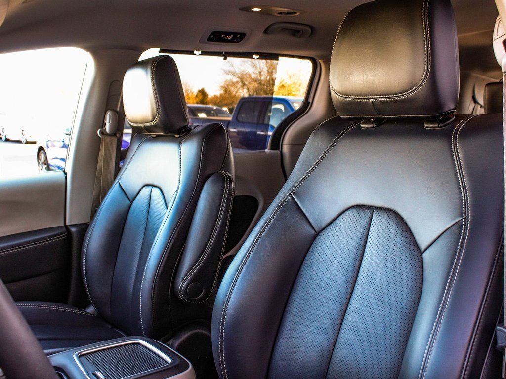 Used 2024 Chrysler Pacifica Touring-L image 31