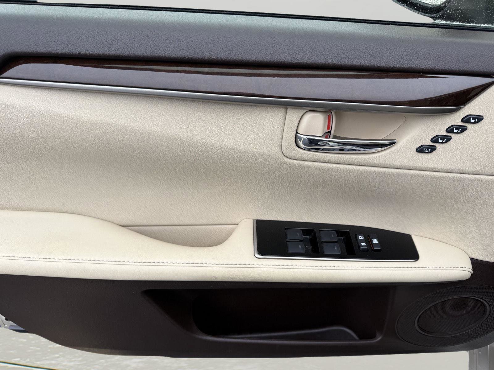 Used 2016 Lexus ES 350 w/ Luxury Package w/Wood Trim image 9