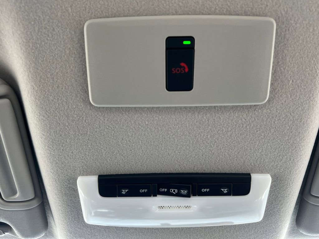 New 2025 Nissan Versa SR FWD image 7