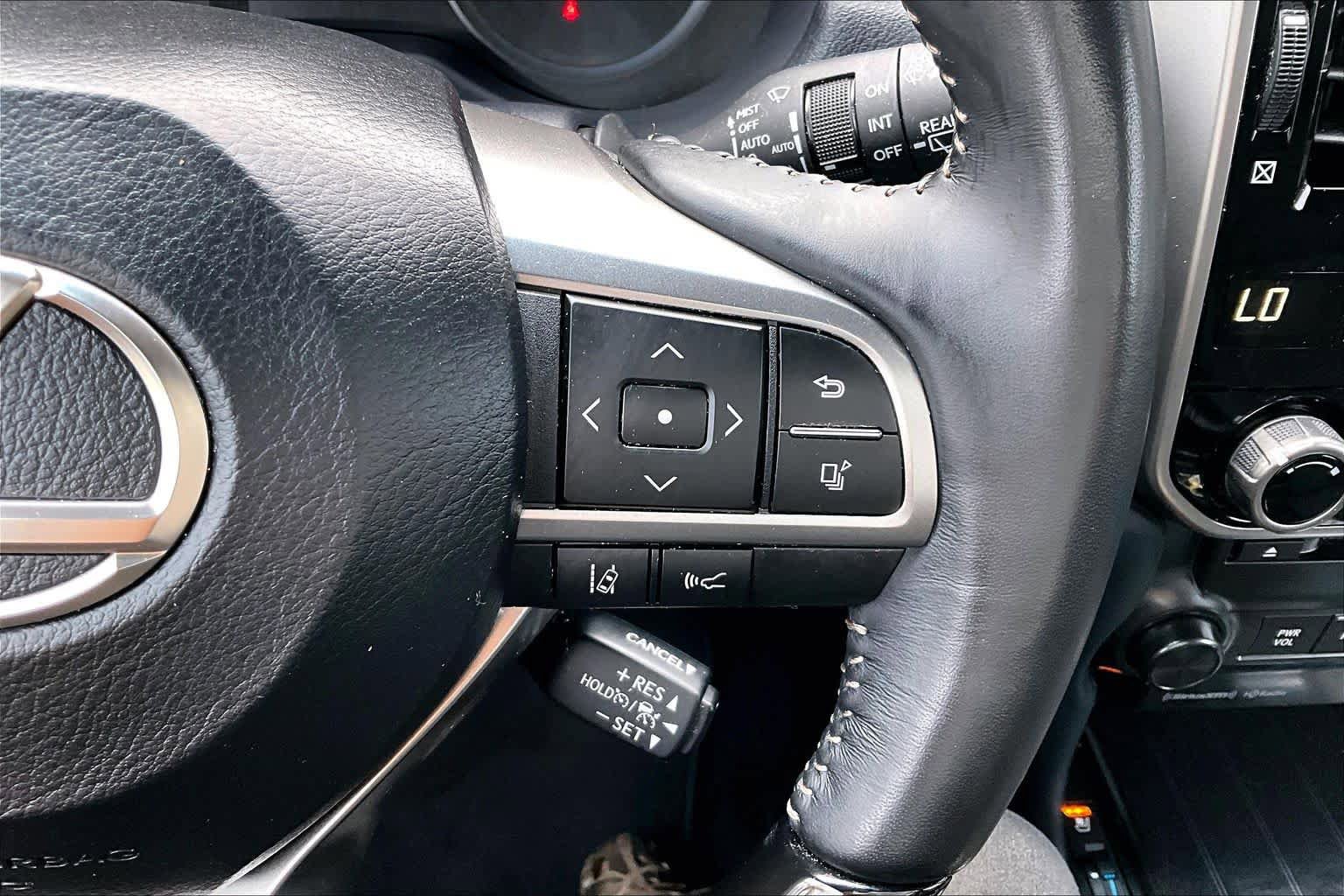 Used 2023 Lexus GX 460 Premium w/ Accessory Package AWD/4WD image 23