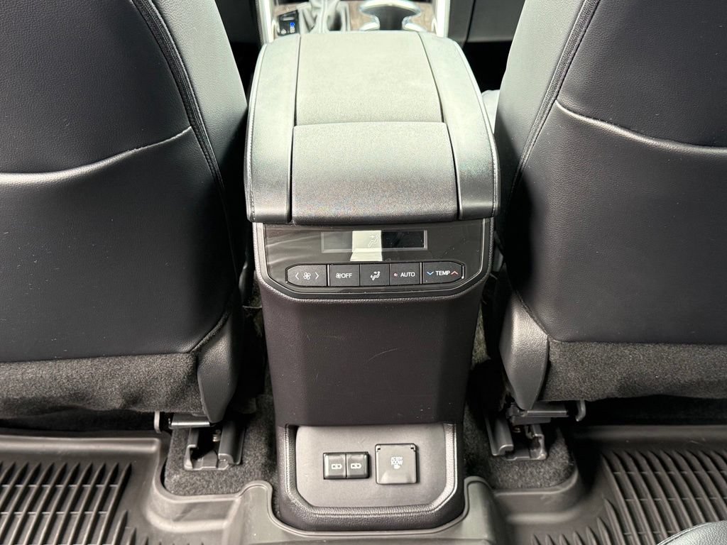 Used 2024 Toyota Highlander Limited AWD/4WD image 19