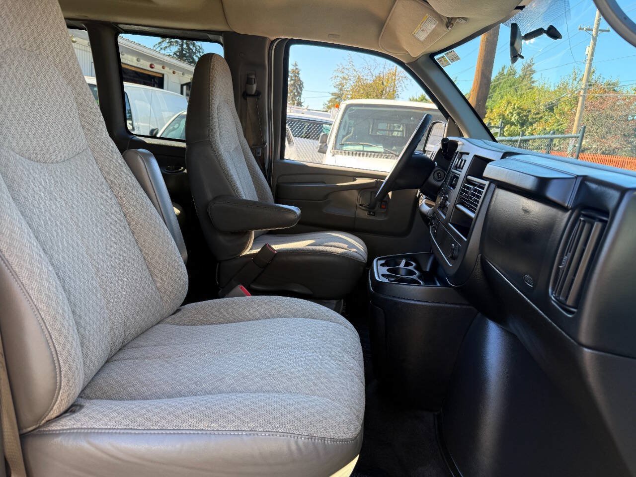 Used 2008 GMC Savana 3500 Extended Passenger w/ LT Preferred Equipment Group RWD image 26