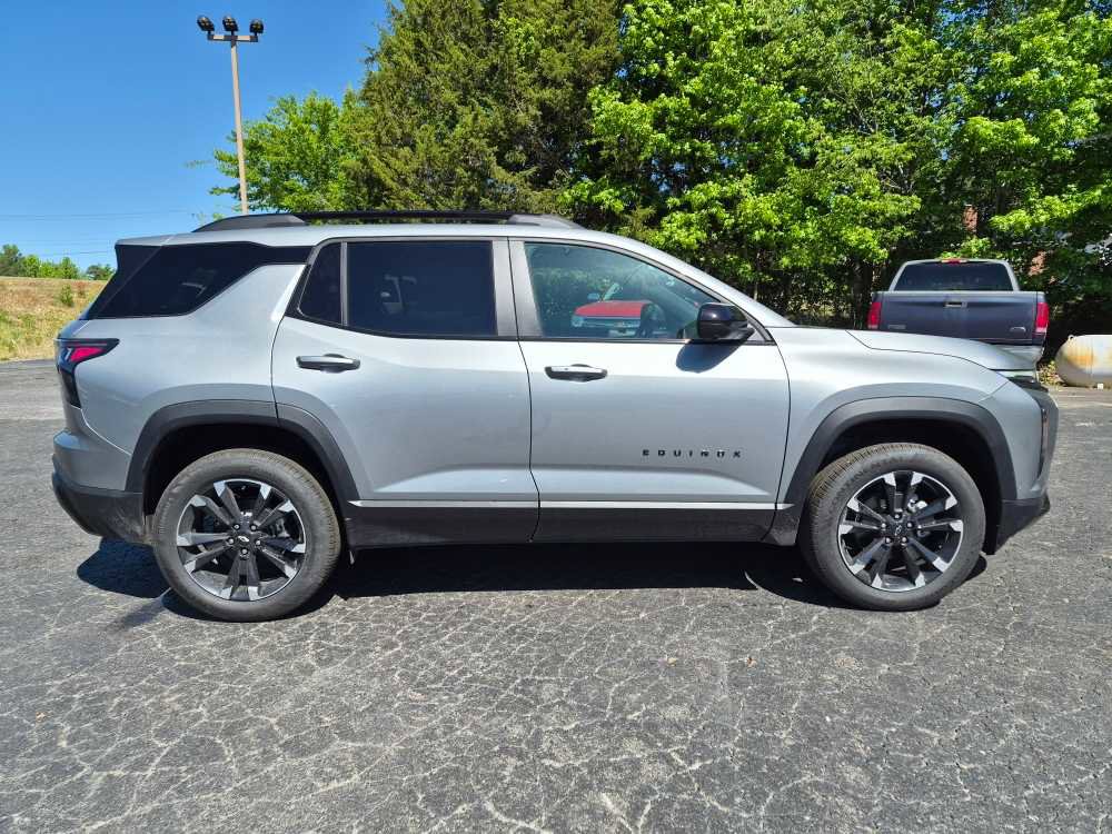 New 2026 Chevrolet Equinox RS w/ Convenience Package III FWD image 8