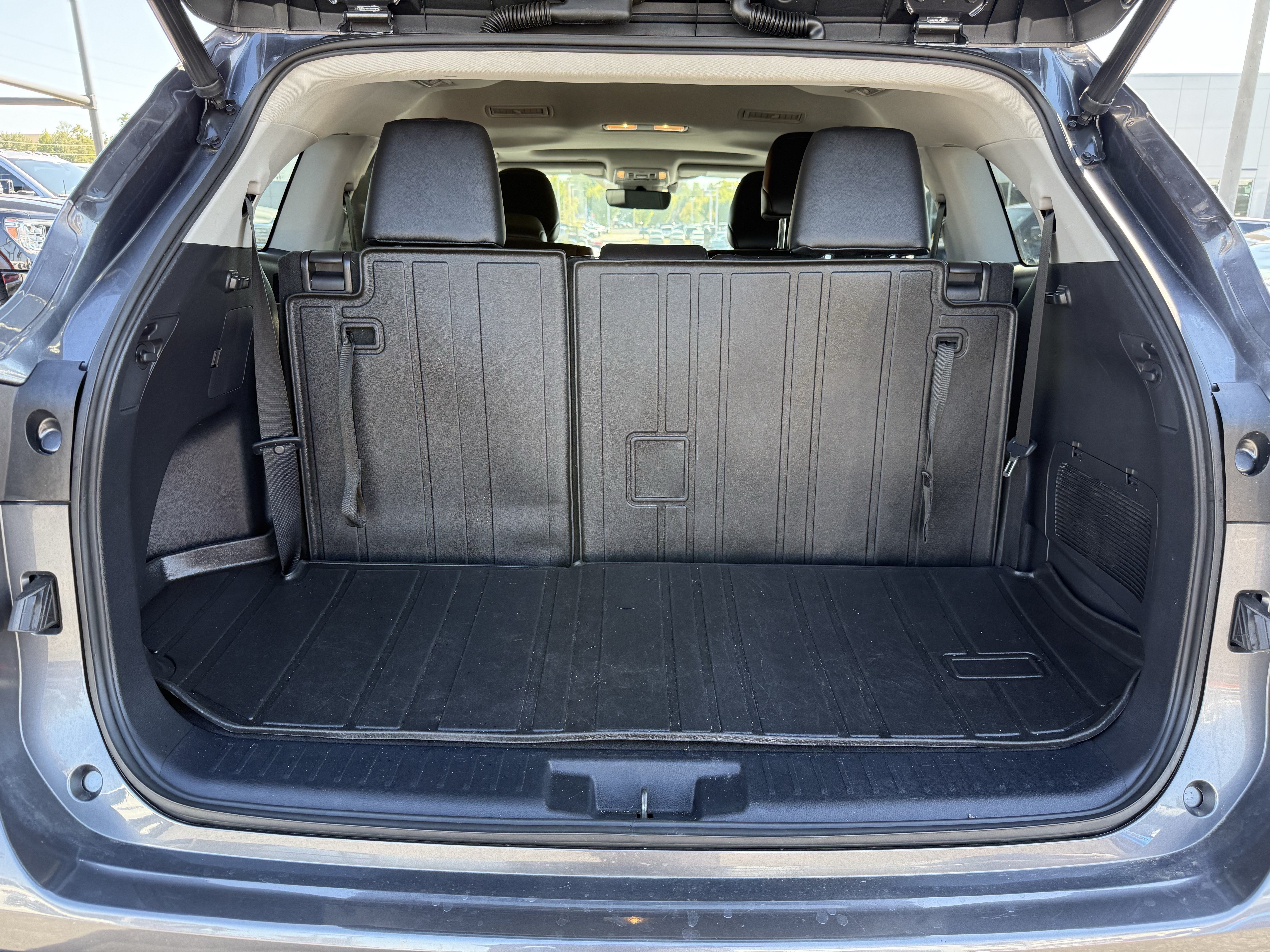 Used 2021 Toyota Highlander XLE AWD/4WD image 35