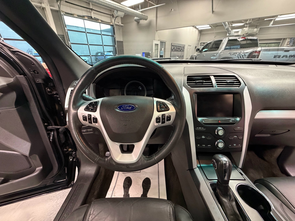 Used 2015 Ford Explorer XLT w/ Equipment Group 202A AWD/4WD image 14