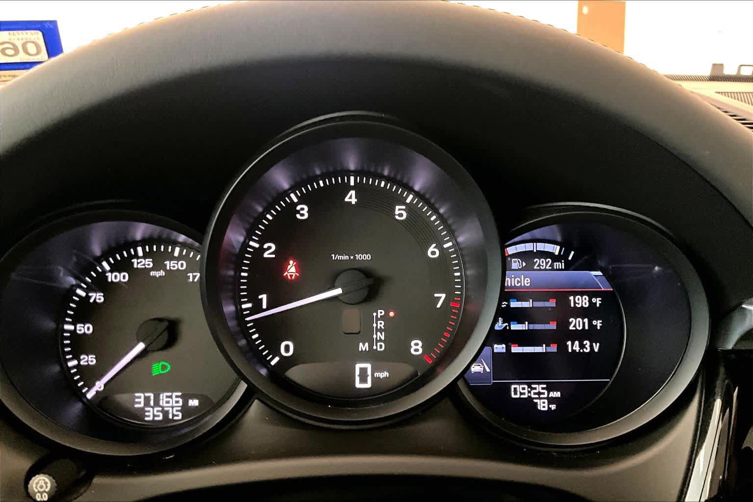 Used 2022 Porsche Macan AWD/4WD image 23