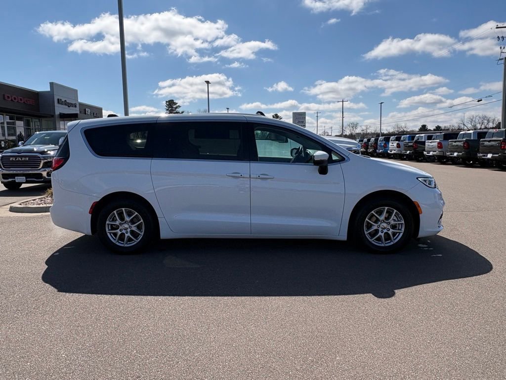 Certified 2023 Chrysler Pacifica Touring-L FWD image 2