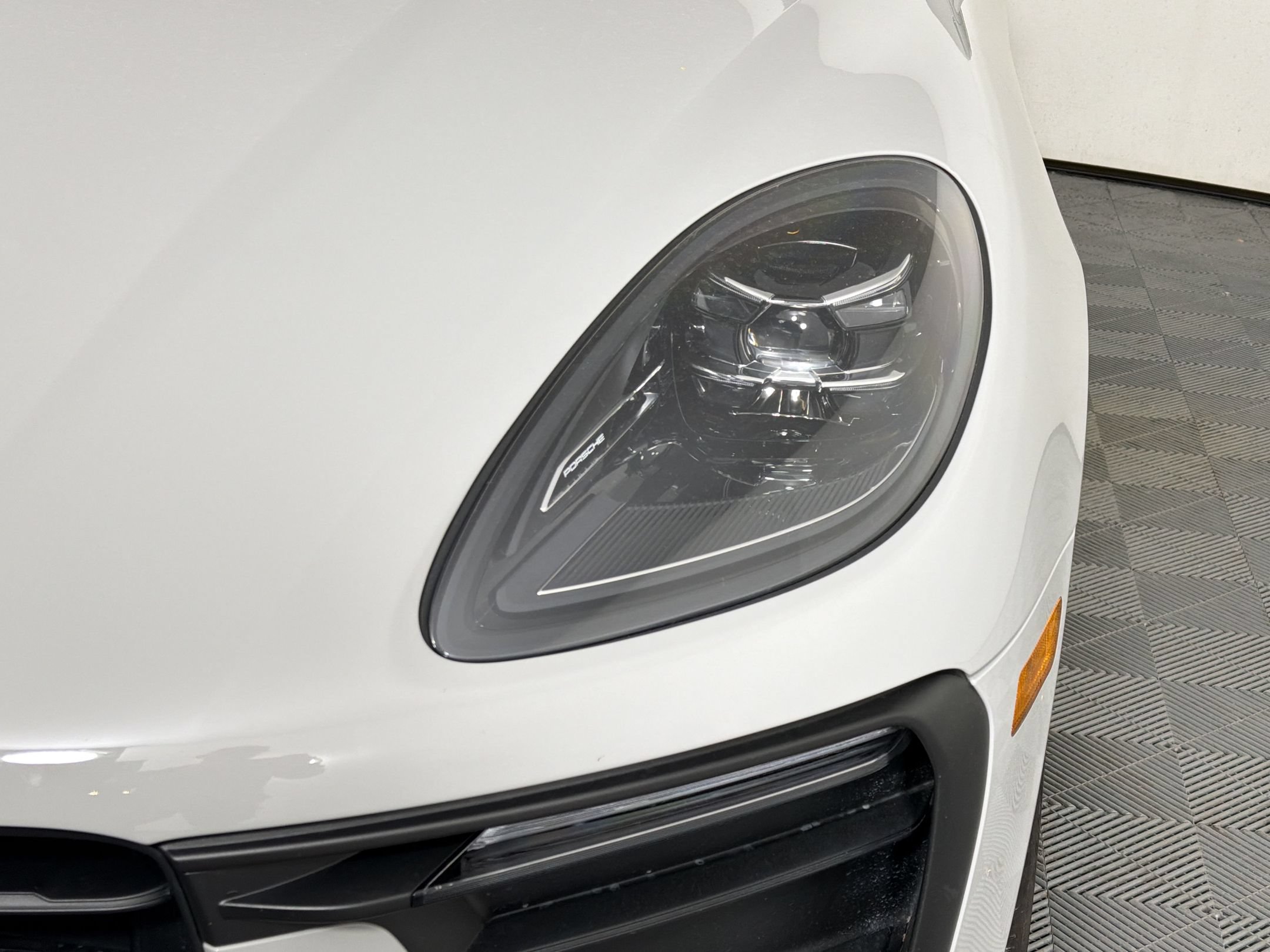 Certified 2025 Porsche Macan AWD/4WD image 13