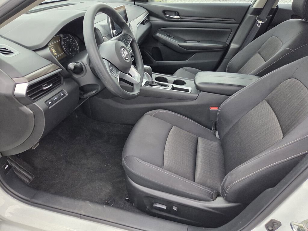 Used 2025 Nissan Altima 2.5 SV FWD image 5