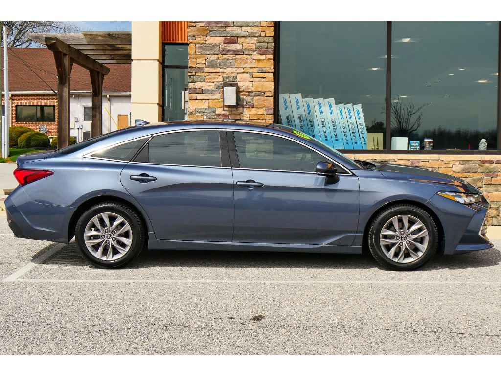 Used 2019 Toyota Avalon XLE w/ Moonroof Package FWD image 2
